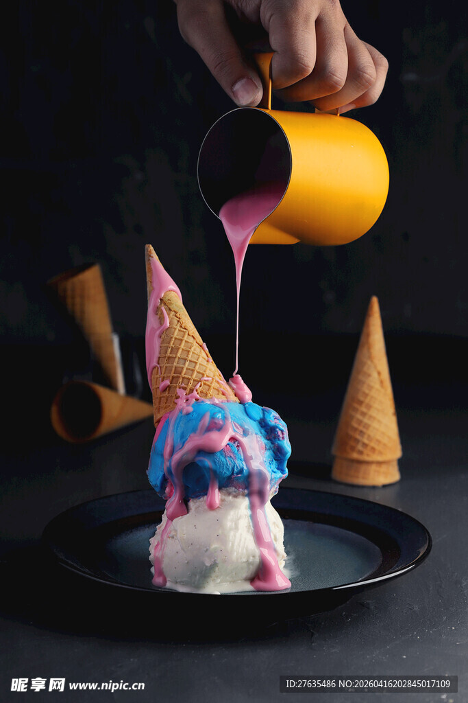 创意多彩冰淇淋倾倒瞬间