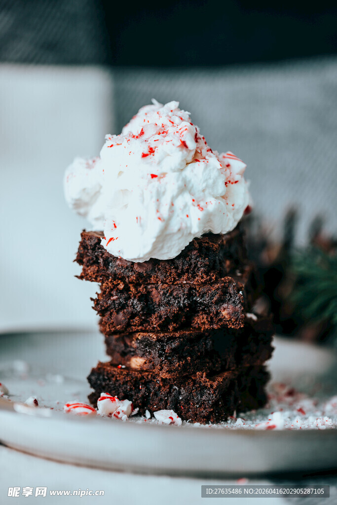 巧克力蛋糕配奶油与糖屑