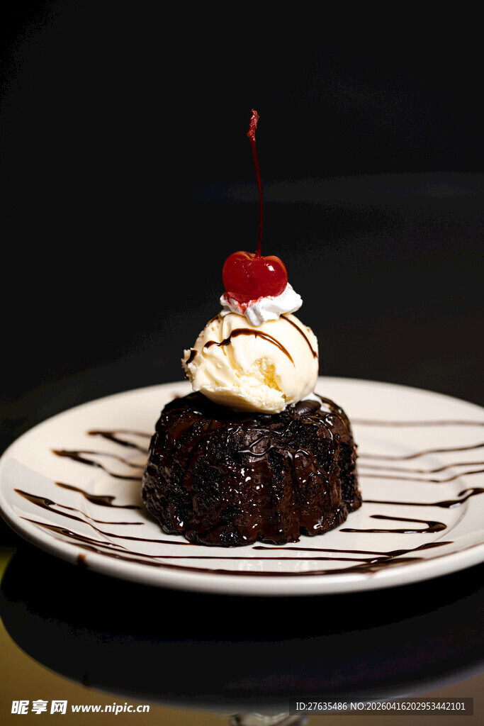 巧克力熔岩蛋糕配奶油樱桃