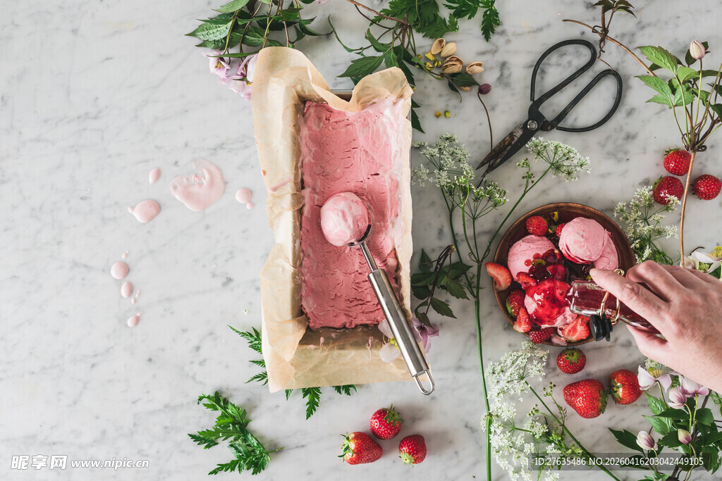 自制草莓冰淇淋制作场景