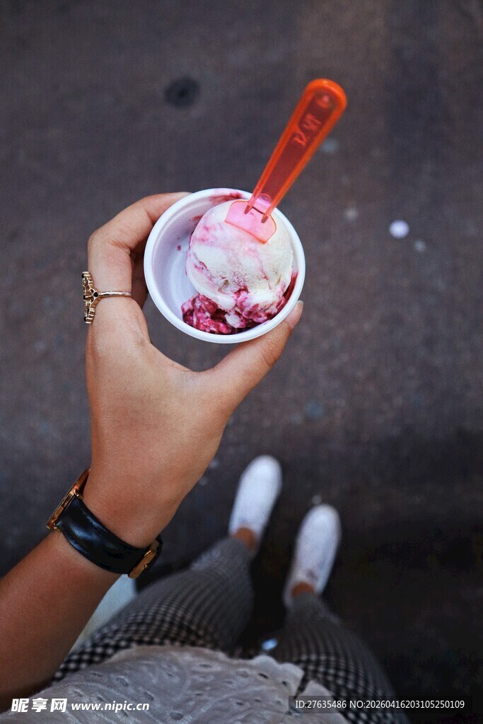 手持美味冰淇淋的惬意瞬间