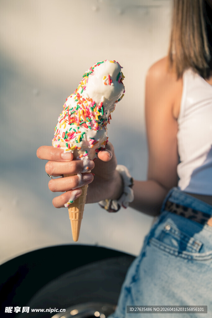 手持多彩冰淇淋的时尚背影