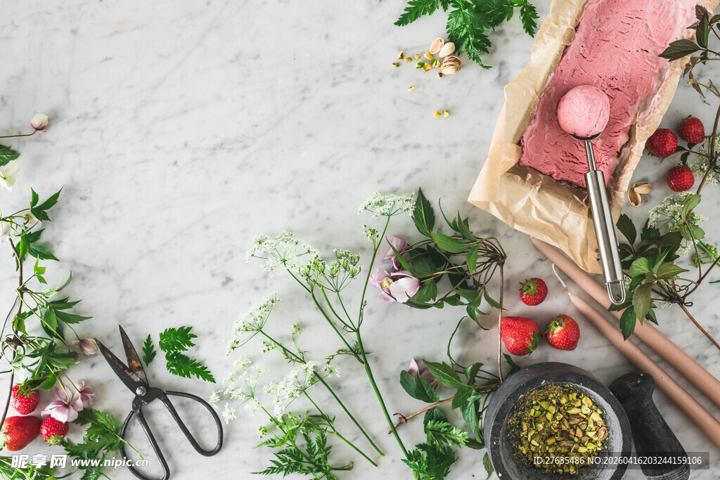 新鲜食材与园艺工具组合