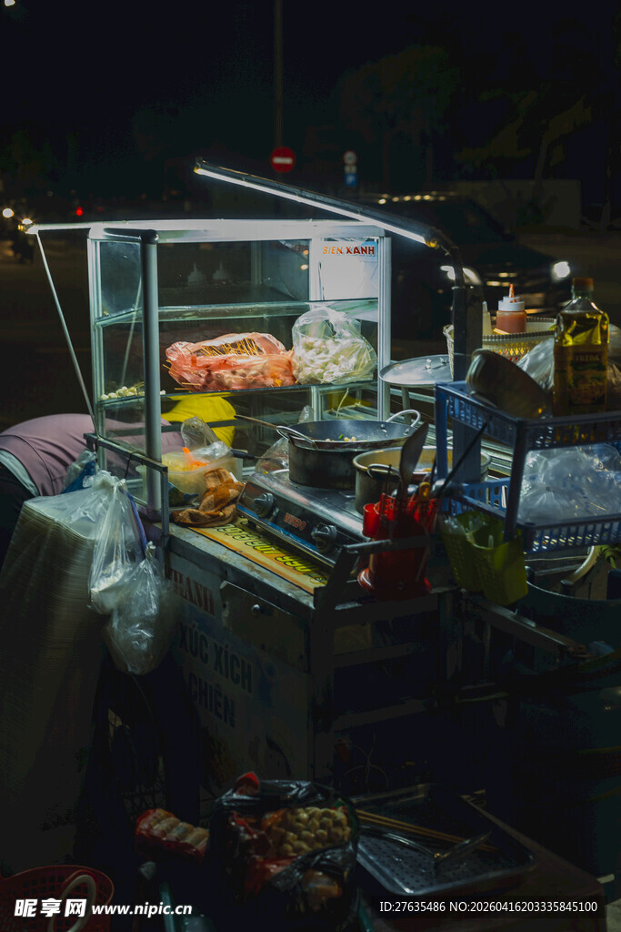 夜市中的美味小吃摊