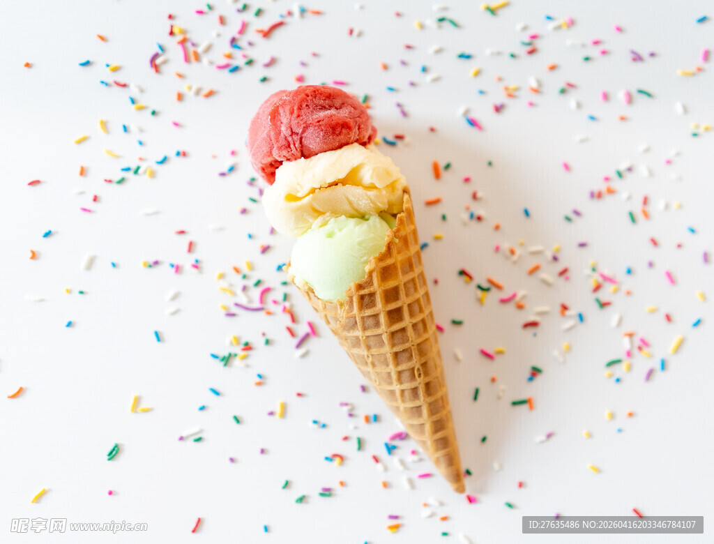 华夫蛋筒冰淇淋撒满彩屑