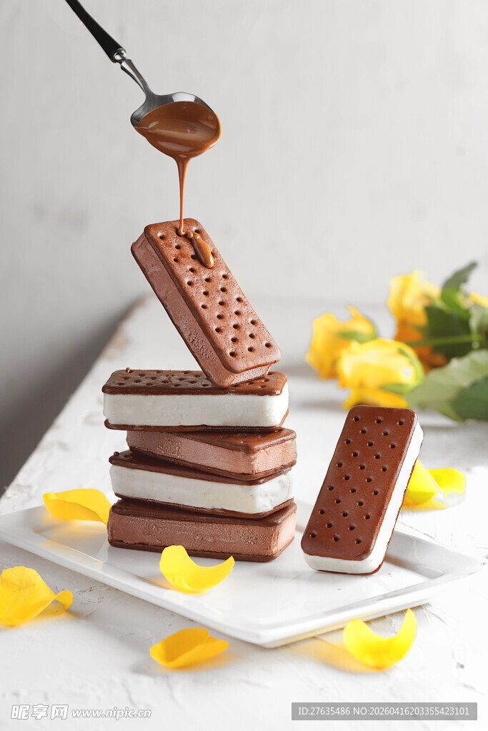 堆叠的美味巧克力夹心雪糕