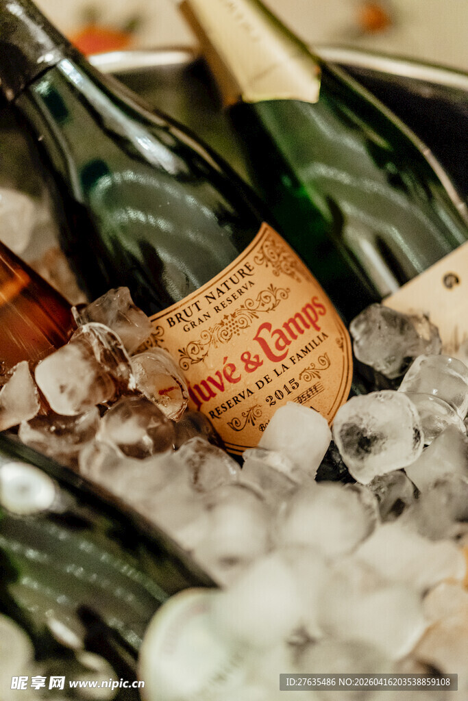 冰镇香槟酒瓶