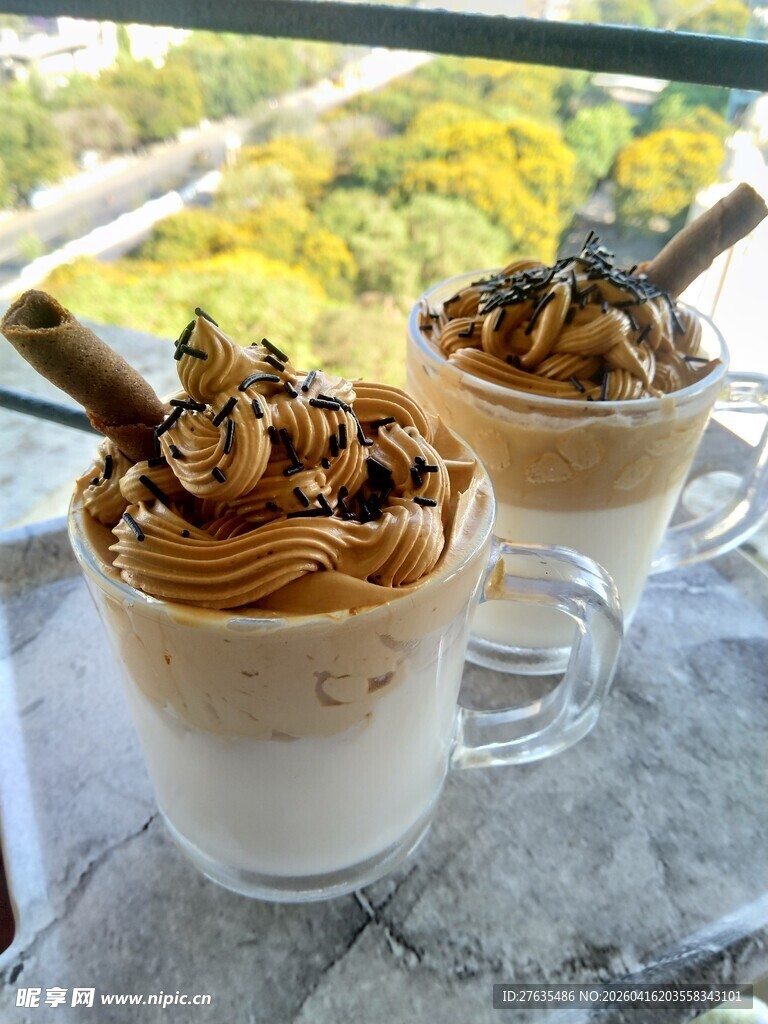 美味分层奶油坚果饮品