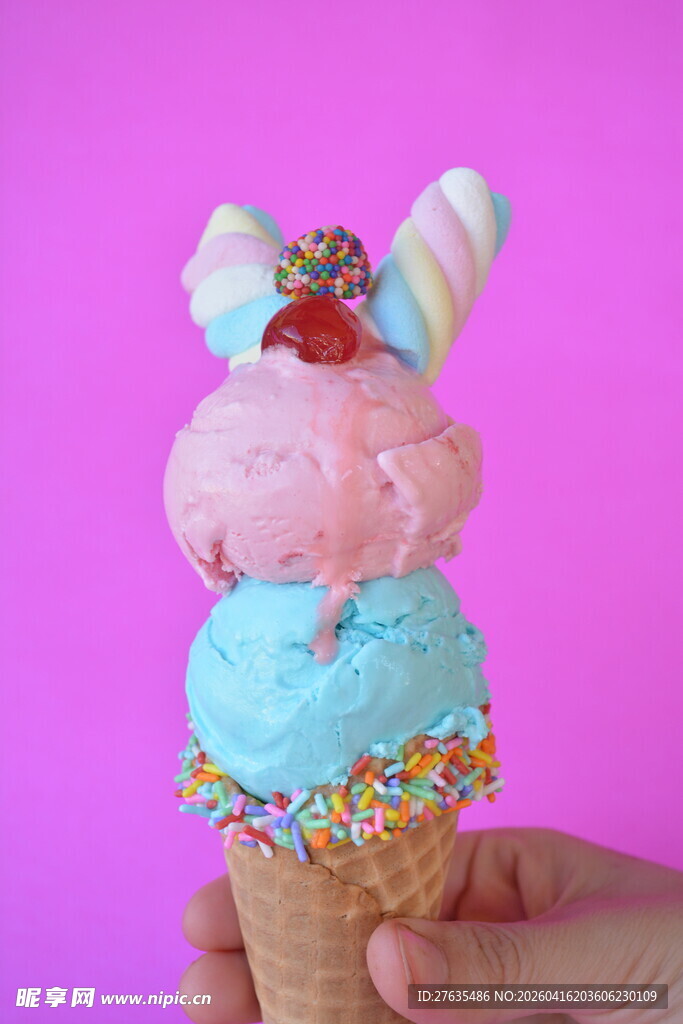 多彩梦幻冰淇淋甜筒