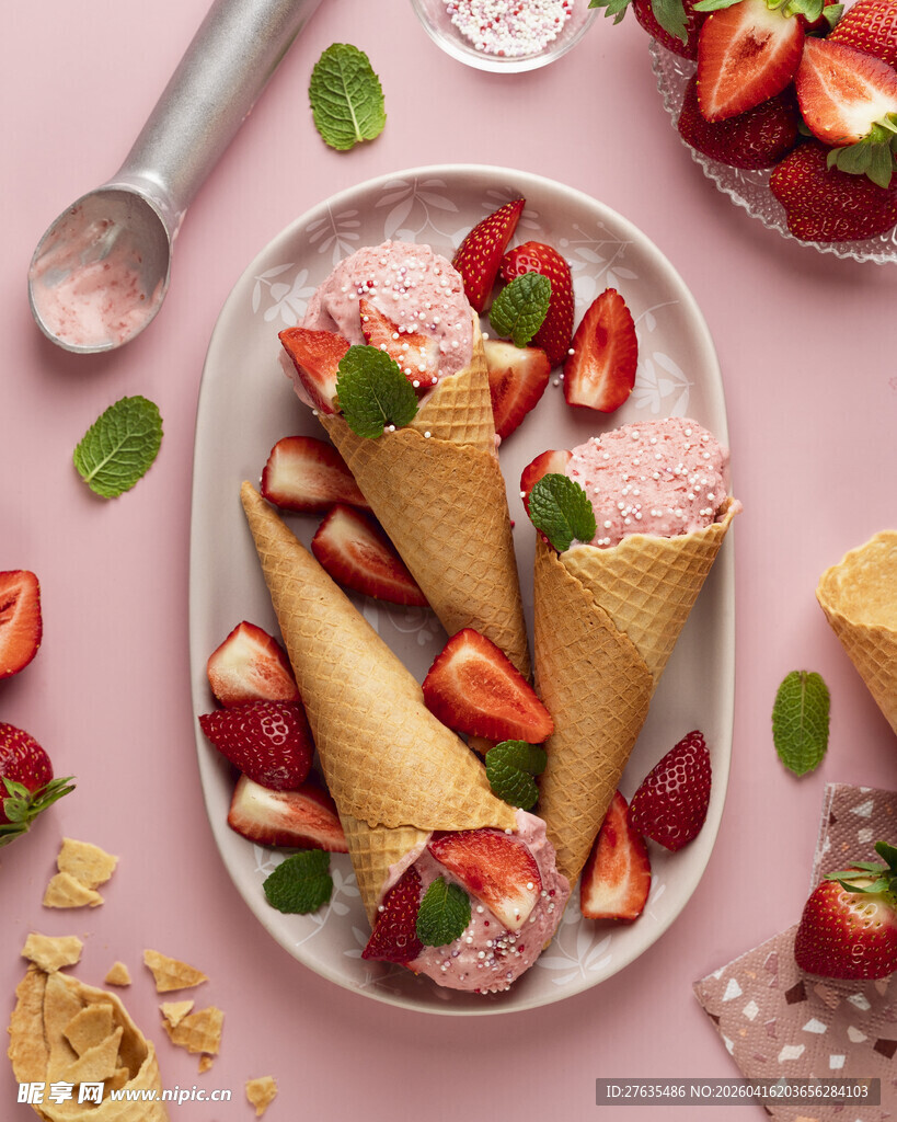 美味草莓冰淇淋甜筒拼盘