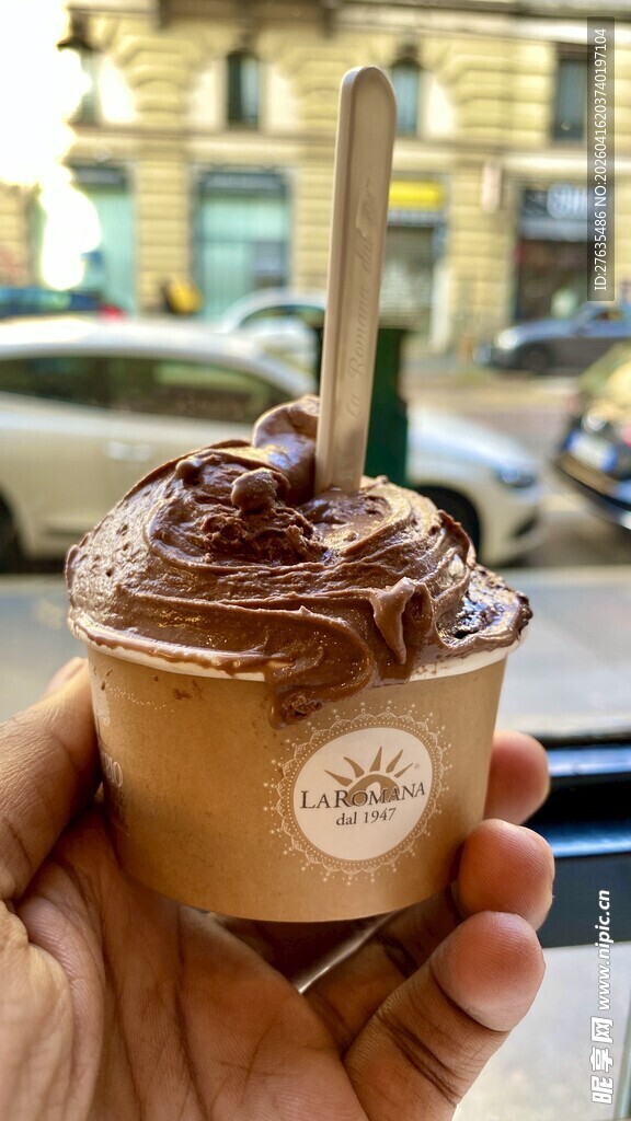 手持美味巧克力奶油饮品