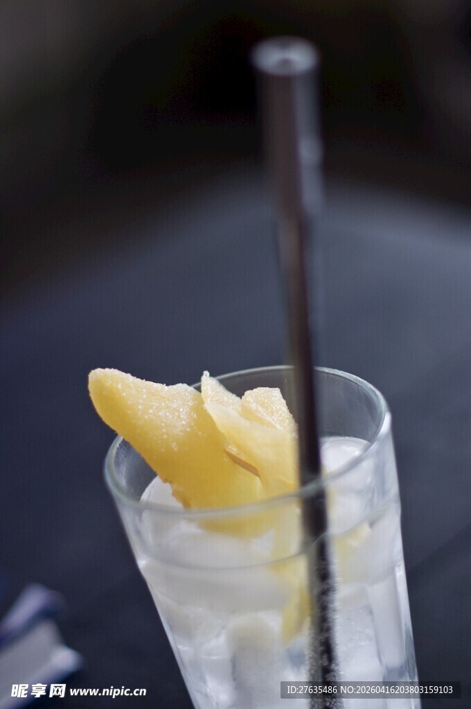 菠萝装饰的清凉冰饮