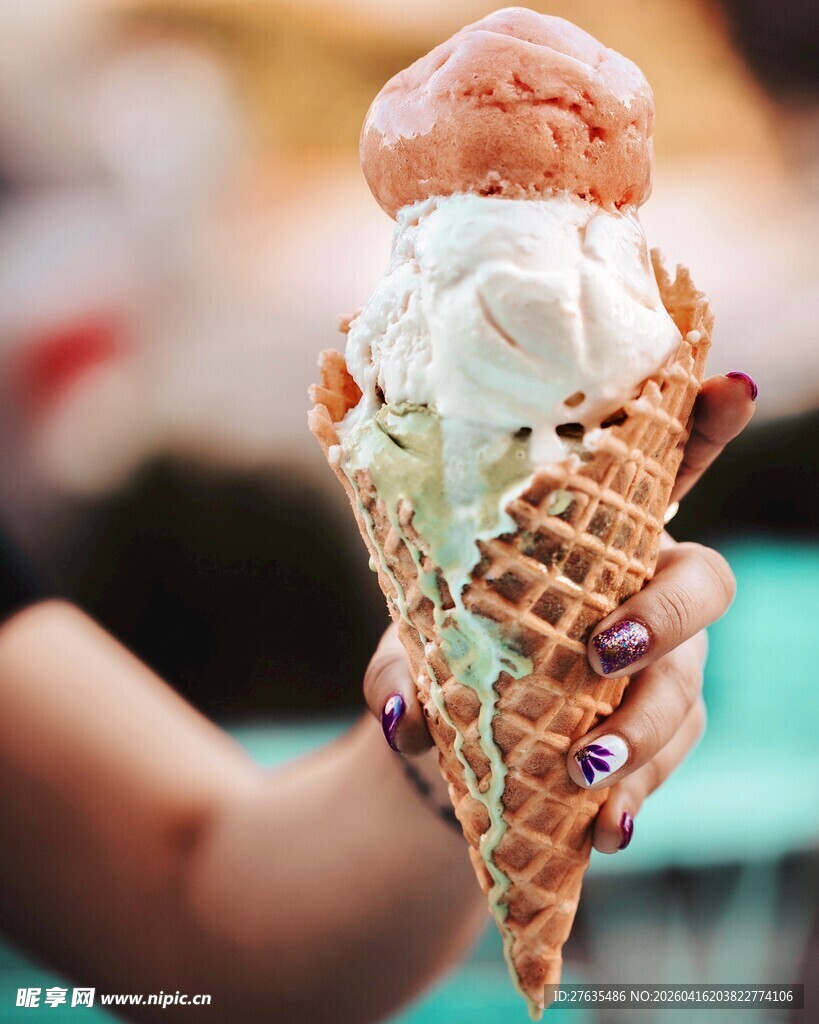 手持多彩冰淇淋甜筒
