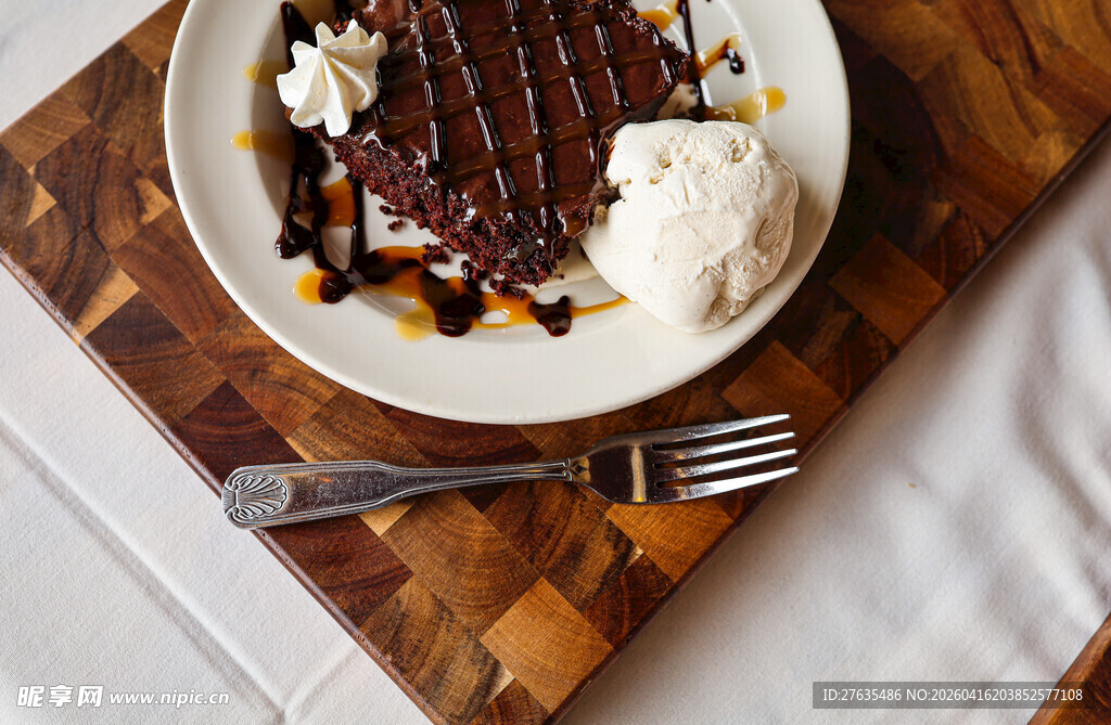 巧克力蛋糕配冰淇淋
