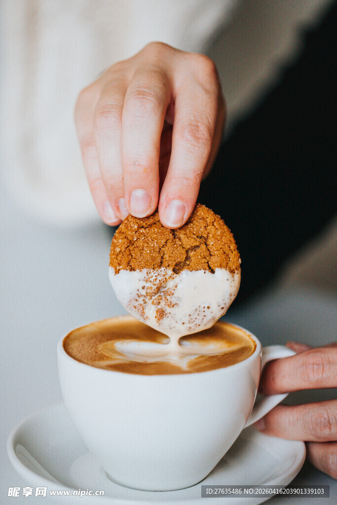 手蘸饼干入咖啡瞬间