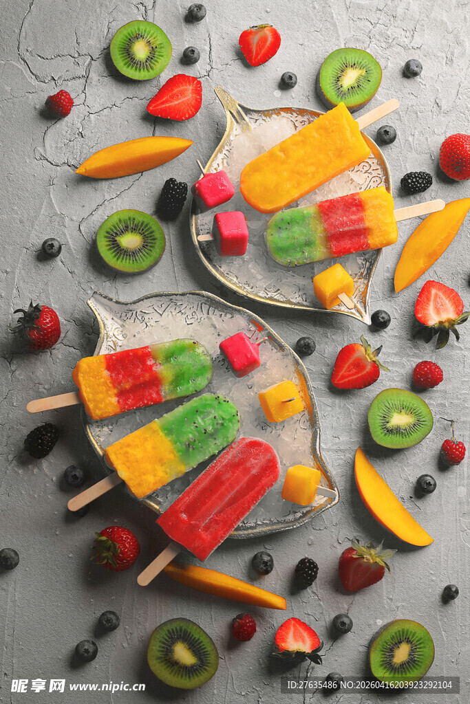 多彩水果冰棒与鲜果组合