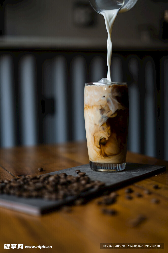 咖啡倒入杯中的惬意瞬间