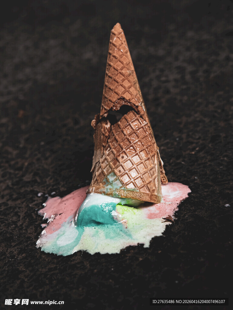 融化的冰淇淋甜筒