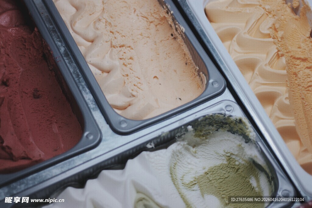 多样口味冰淇淋展示