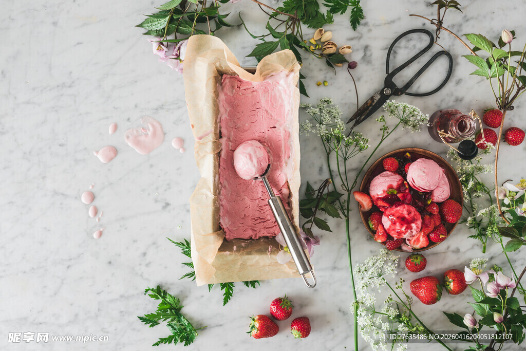 草莓冰淇淋及装饰食材