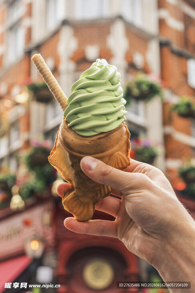 手持抹茶冰淇淋