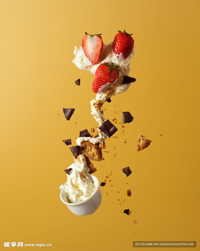 草莓甜点空中飞溅瞬间