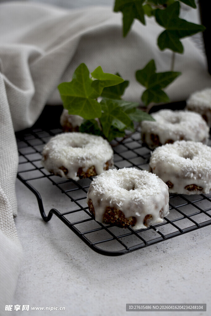 糖粉覆盖的美味自制甜甜圈