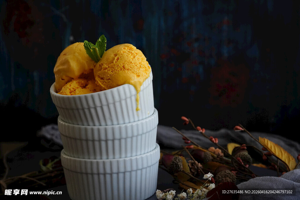 白色容器中盛放的新鲜黄桃