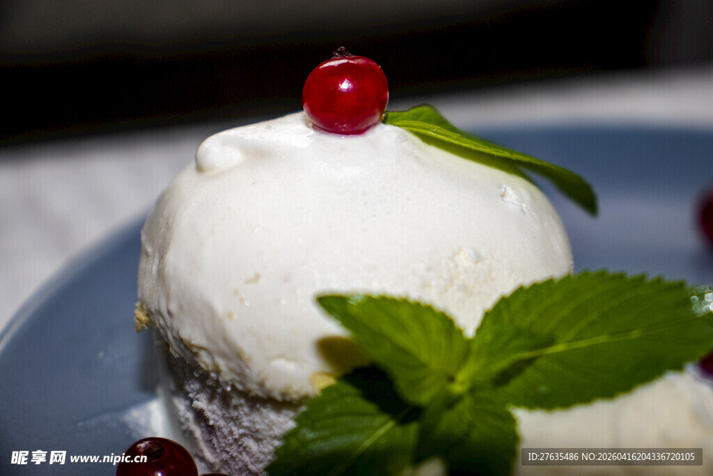 薄荷蔓越莓点缀的美味冰淇淋