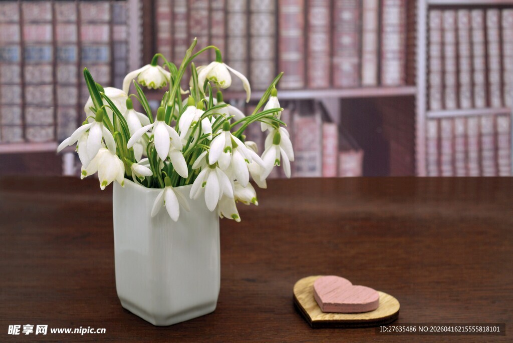 花瓶中的雪滴花与点心