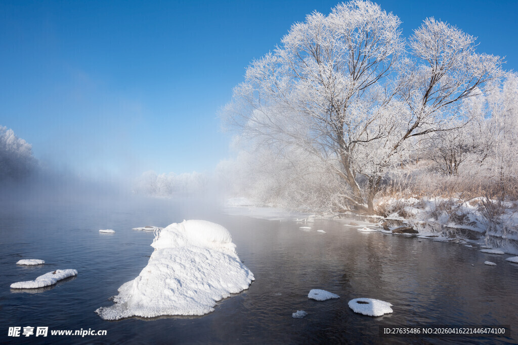 冬日河畔雾凇美景