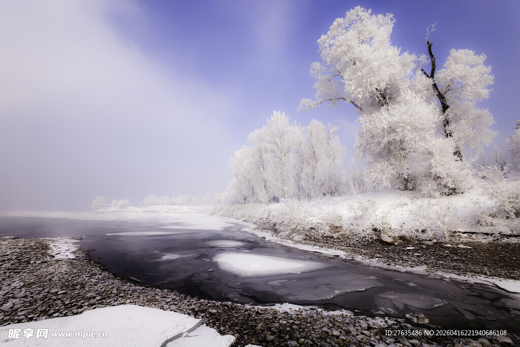 冬日雾凇河畔美景
