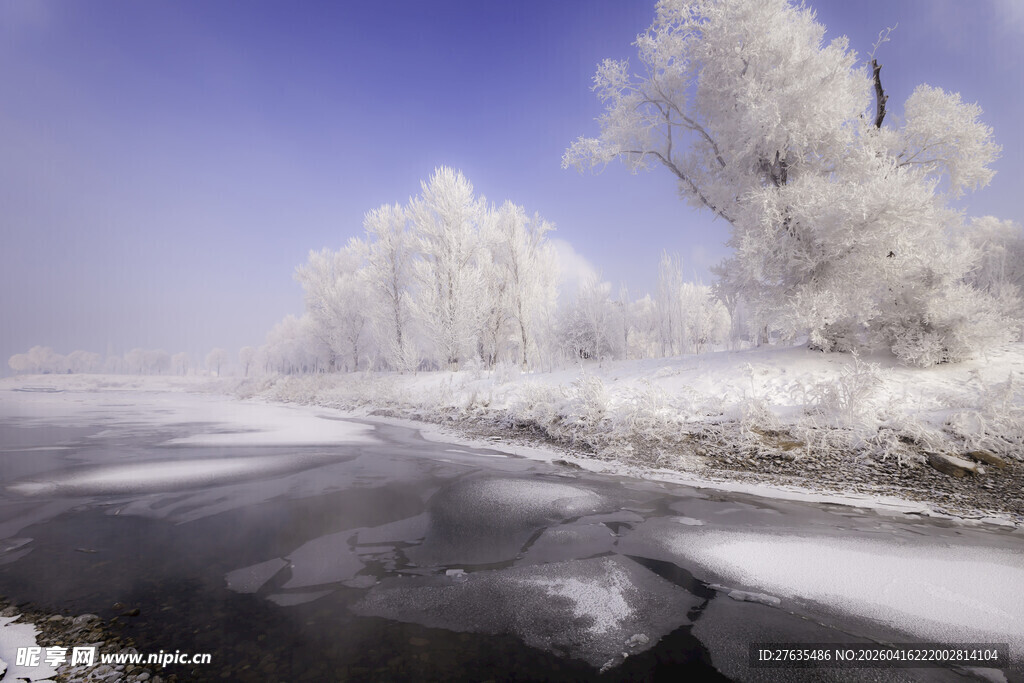冬日河畔银装素裹美景