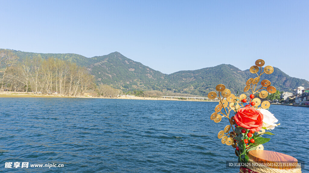 海边美景 船头鲜花装饰