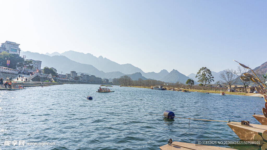 山水间的宁静湖畔风光