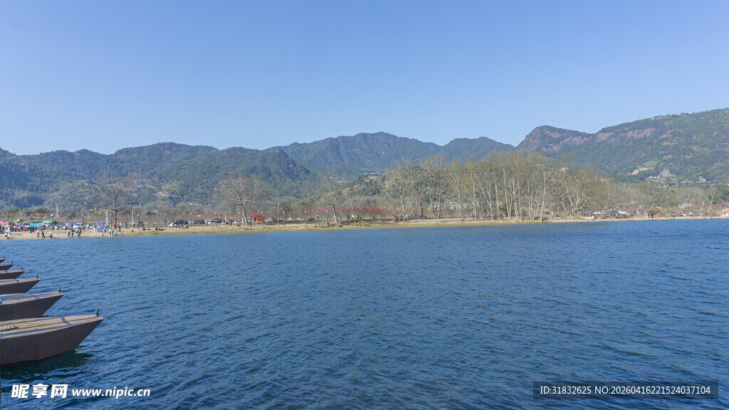 宁静湖畔小船与远山景色