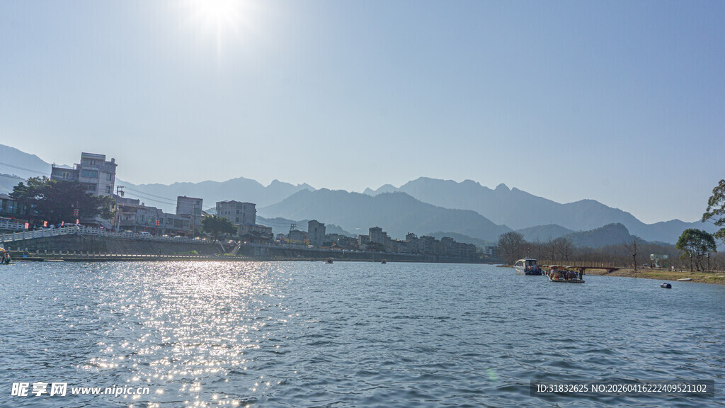 阳光照耀下的宁静水域