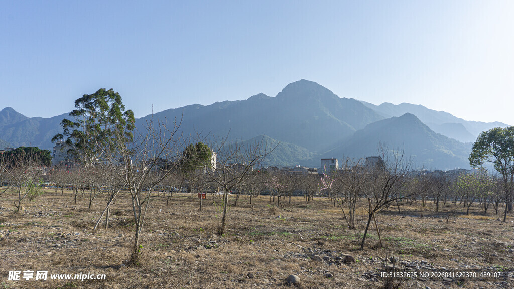 山野荒景 远观连绵山脉