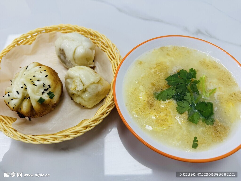 生煎与蛋花汤美食组合