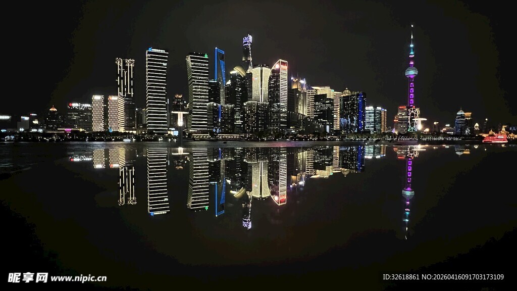 上海城市璀璨夜景倒映水面