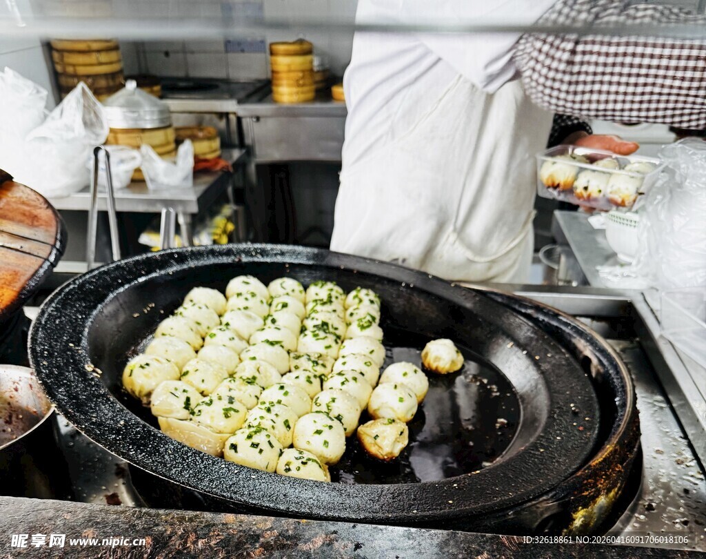 锅中烹饪的生煎