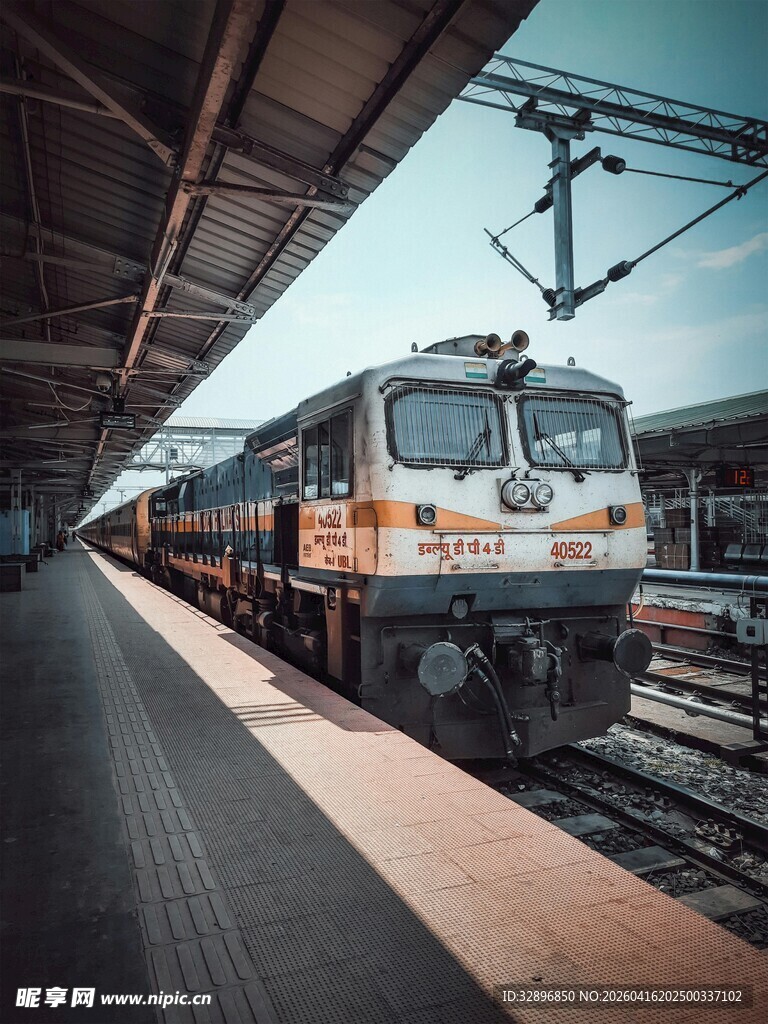 火车站台停靠的一列火车