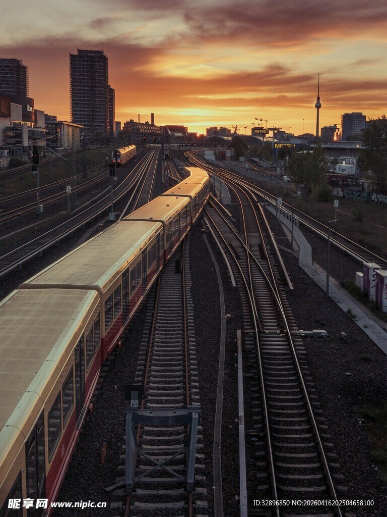 夕阳下的铁轨与行驶列车