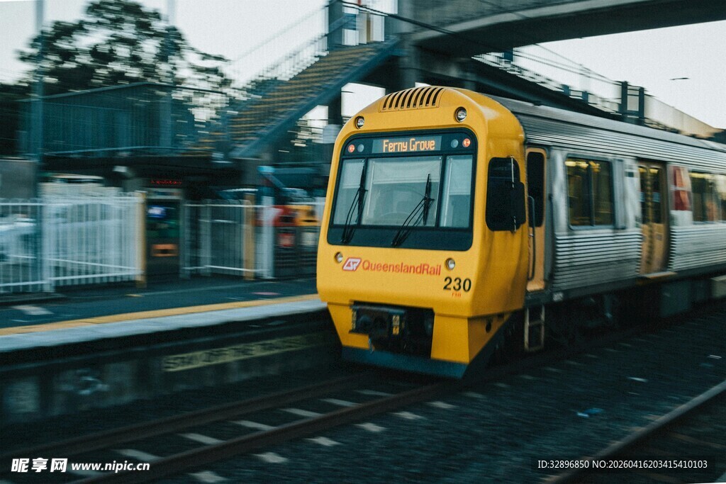 黄色列车停靠在车站