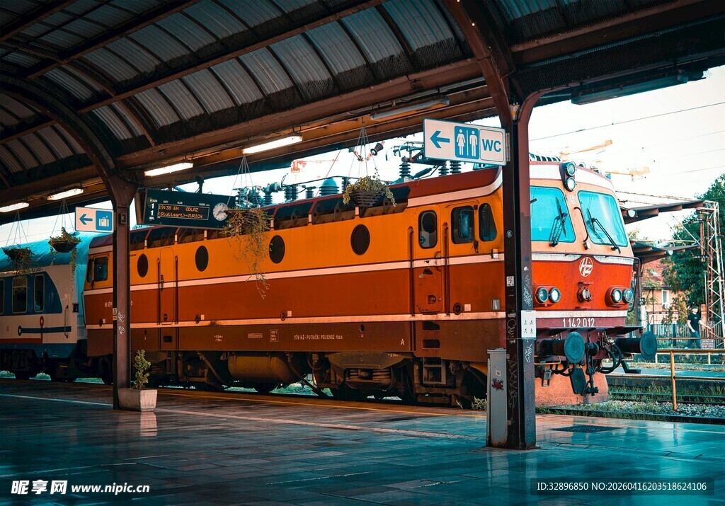 橙色火车停靠在车站