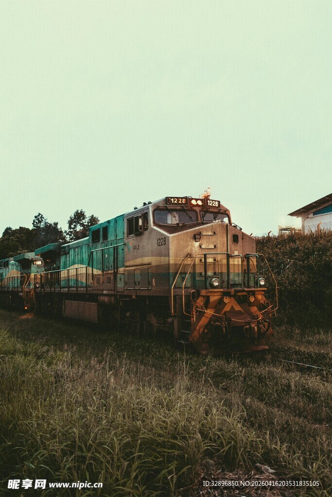 田野上的复古火车