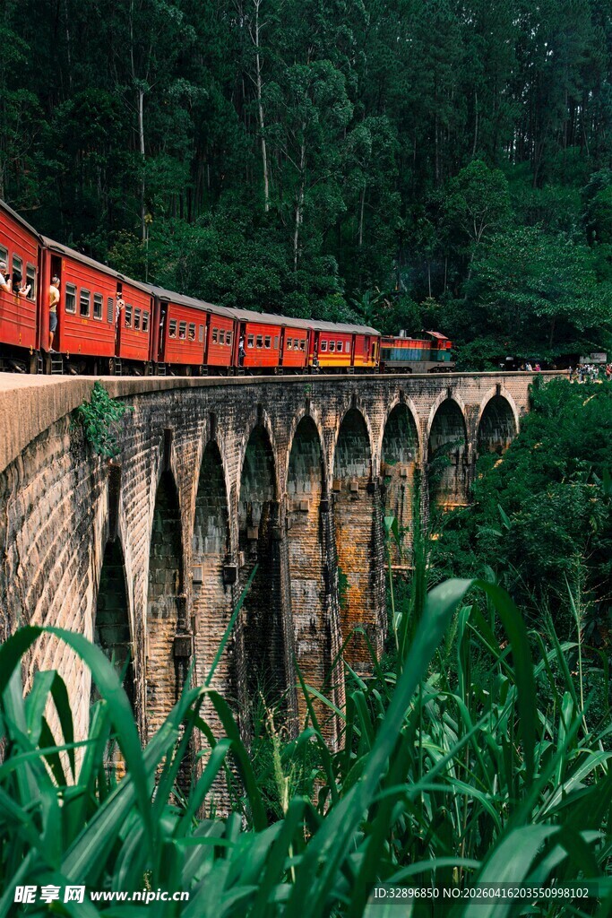 红色列车穿行于拱形桥上