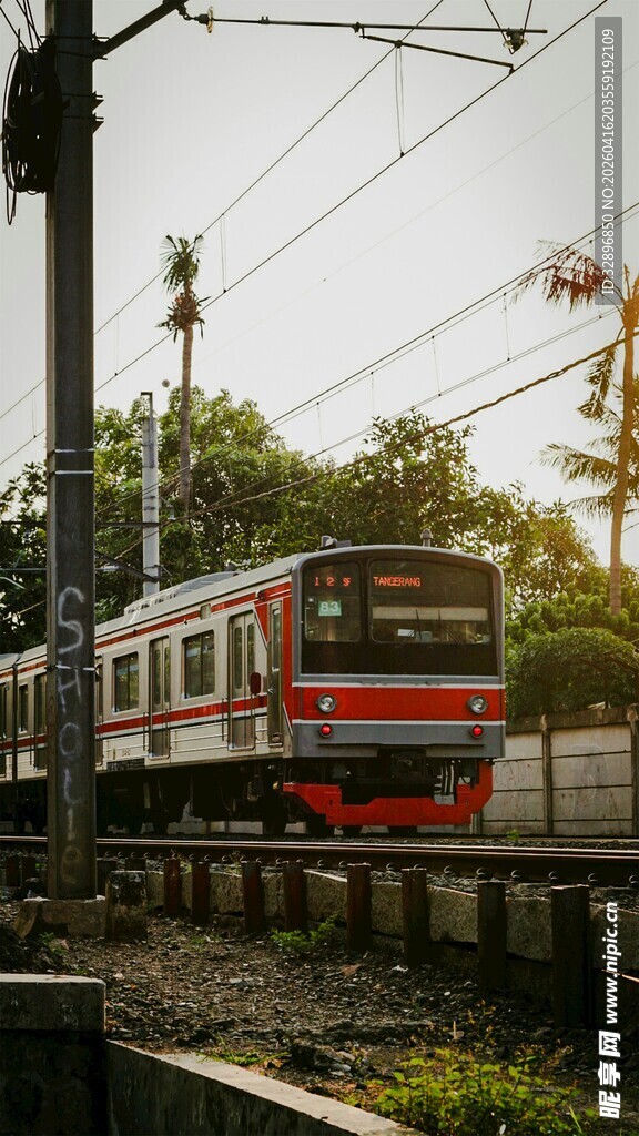 铁轨上行驶的一列火车