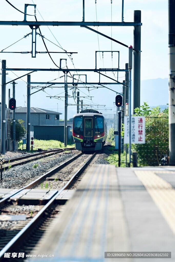 火车站台旁的行驶列车