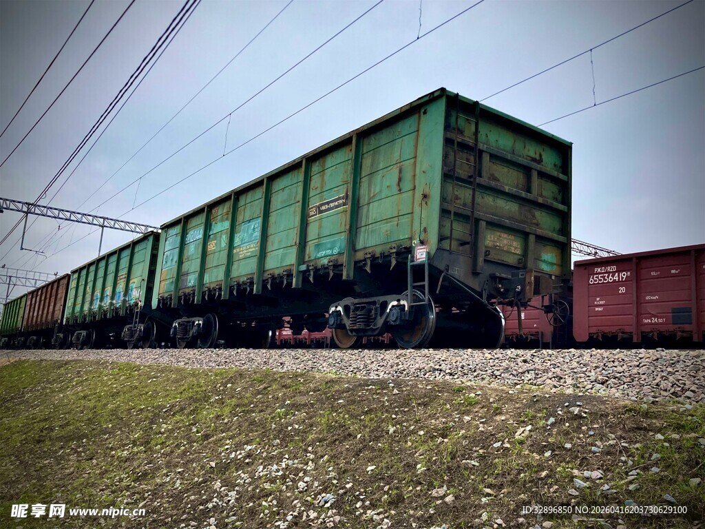 铁轨上的绿色货运列车